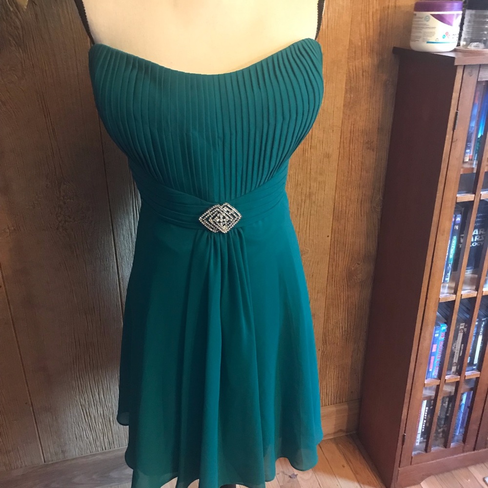 Gorgeous emerald green dress with scarf.